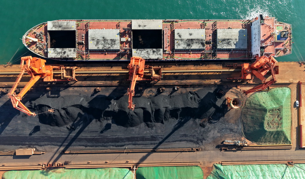 1月5日，在青岛港前湾港区86泊位，“鹏龙”轮在进行卸煤作业（无人机照片）。