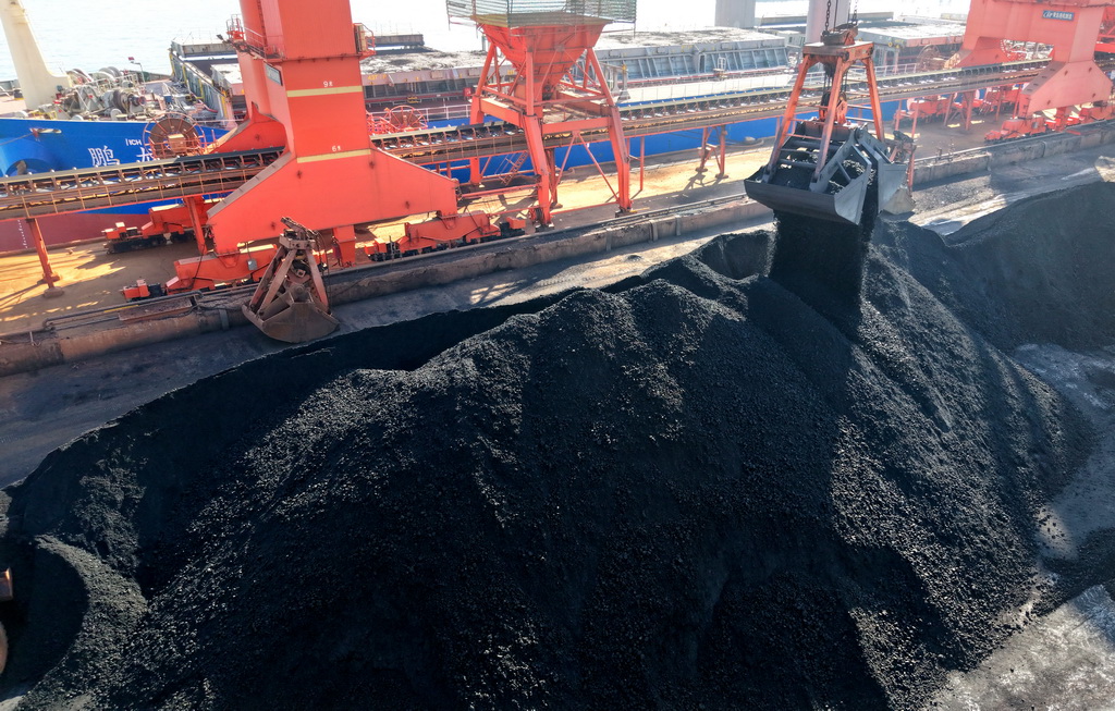 1月5日，在青岛港前湾港区86泊位，“鹏龙”轮在进行卸煤作业（无人机照片）。