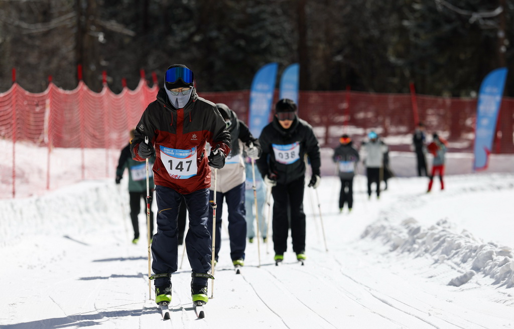 1月5日，在理县毕棚沟滑雪场，选手们参加川渝越野滑雪赛。