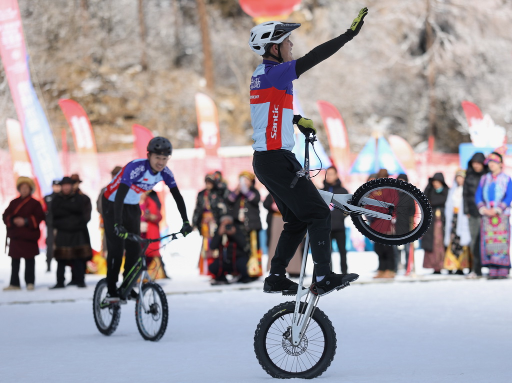 1月5日，在理县毕棚沟滑雪场，两名表演者在雪地里进行山地车表演。