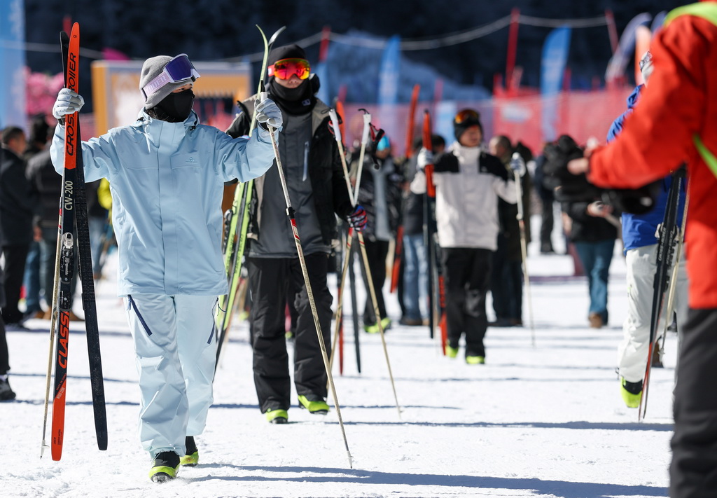 1月5日，滑雪爱好者在理县毕棚沟滑雪场准备滑雪。