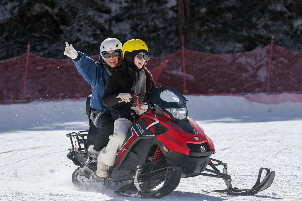 1月5日，在理县毕棚沟滑雪场，两名游客在玩雪地摩托车。