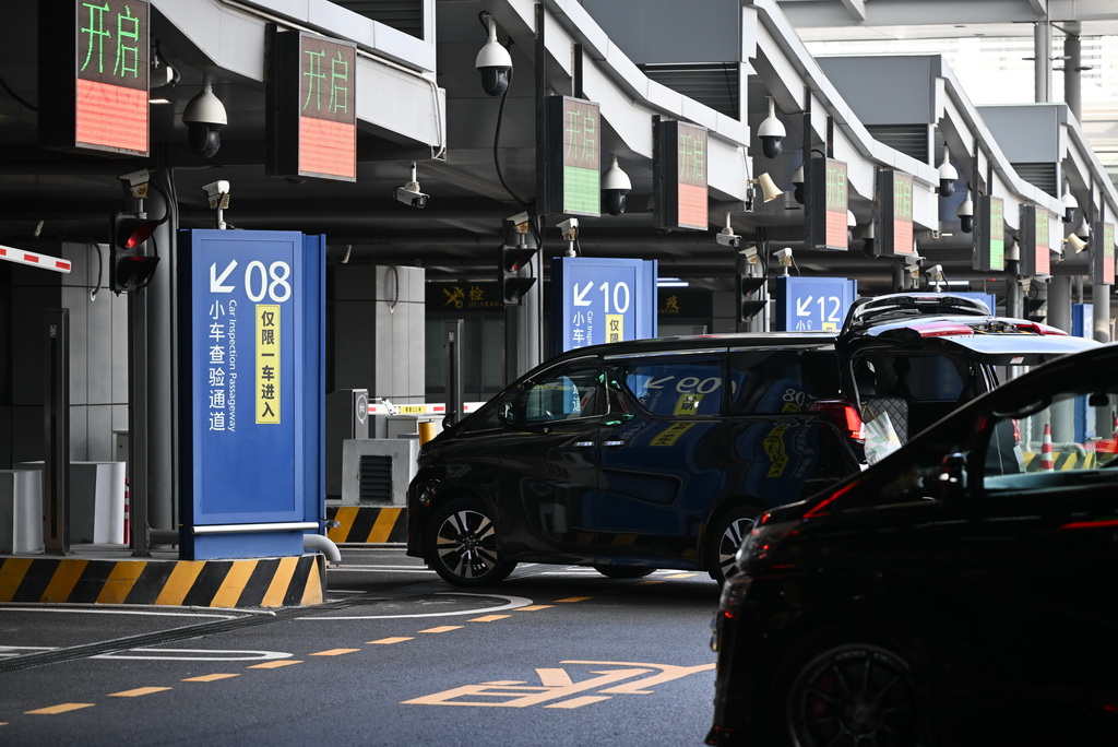 1月6日，在港珠澳大桥珠海公路口岸，车辆有序过关。