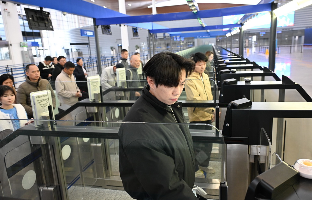 1月6日，在港珠澳大桥珠海公路口岸，旅客在自助查验通道过关。