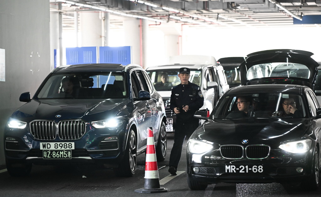 1月6日，在港珠澳大桥珠海公路口岸，车辆在等待边检查验过关。