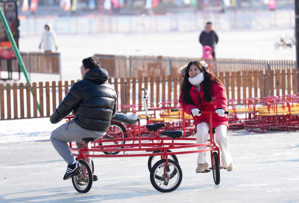 1月5日，游客在长春市南湖公园公益冰场上游玩。新华社记者 颜麟蕴 摄