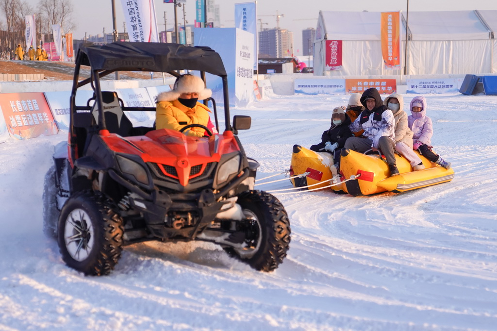 1月5日，游客在长春市肆季南河岸线公园体验“雪地香蕉船”游乐项目。新华社记者 许畅 摄