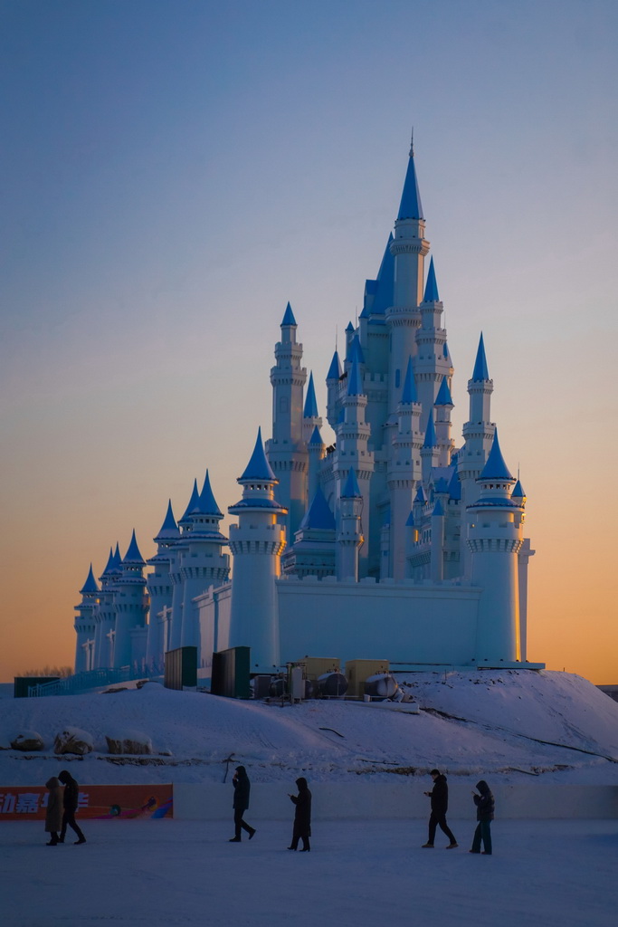 1月5日，游客在长春市肆季南河岸线公园游玩。新华社记者 许畅 摄