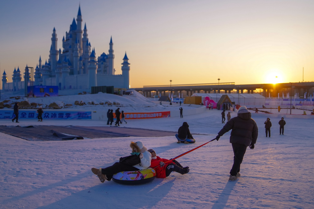 1月5日，游客在长春市肆季南河岸线公园玩雪圈。新华社记者 许畅 摄