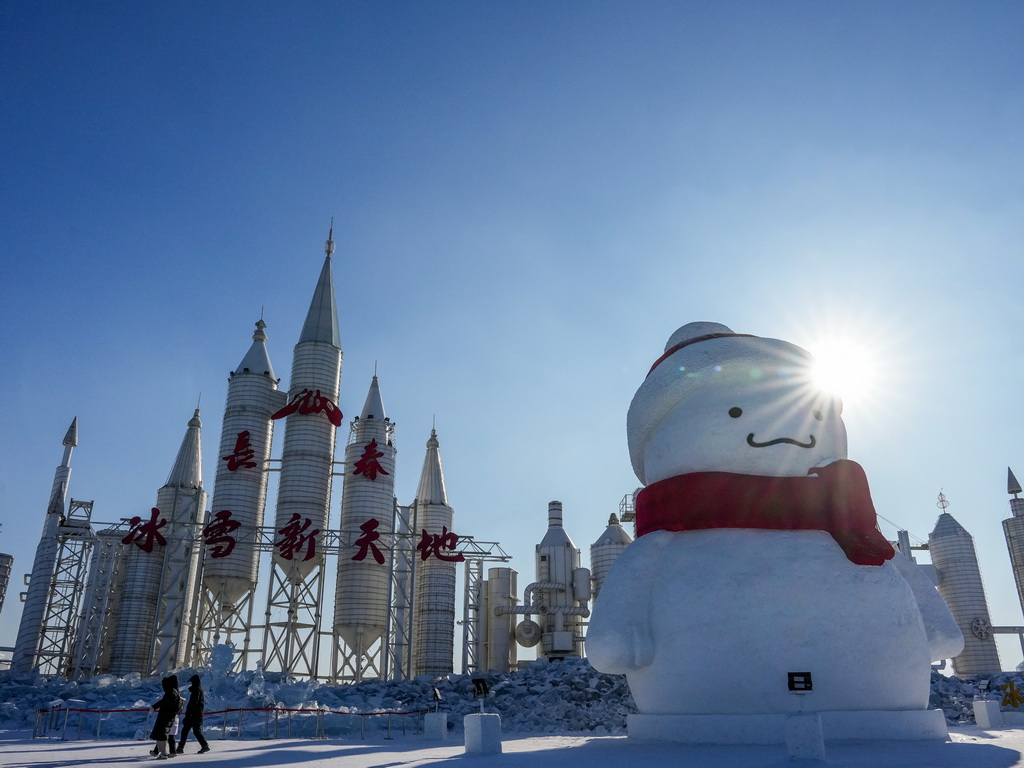 1月5日，游客在长春冰雪新天地景区参观游览。新华社记者 张楠 摄
