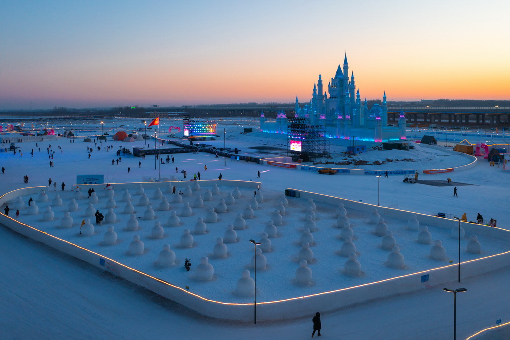 1月5日，游客在长春市肆季南河岸线公园游玩（无人机照片）。新华社记者 许畅 摄