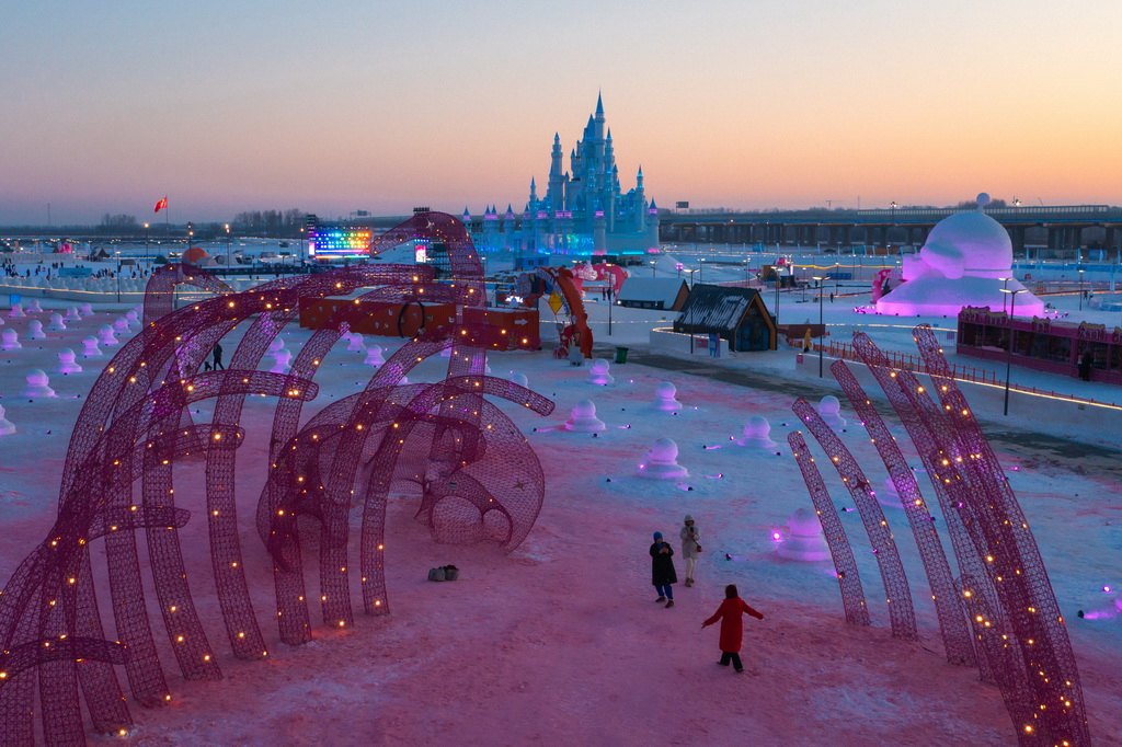 1月5日，游客在长春市肆季南河岸线公园游玩（无人机照片）。新华社记者 许畅 摄