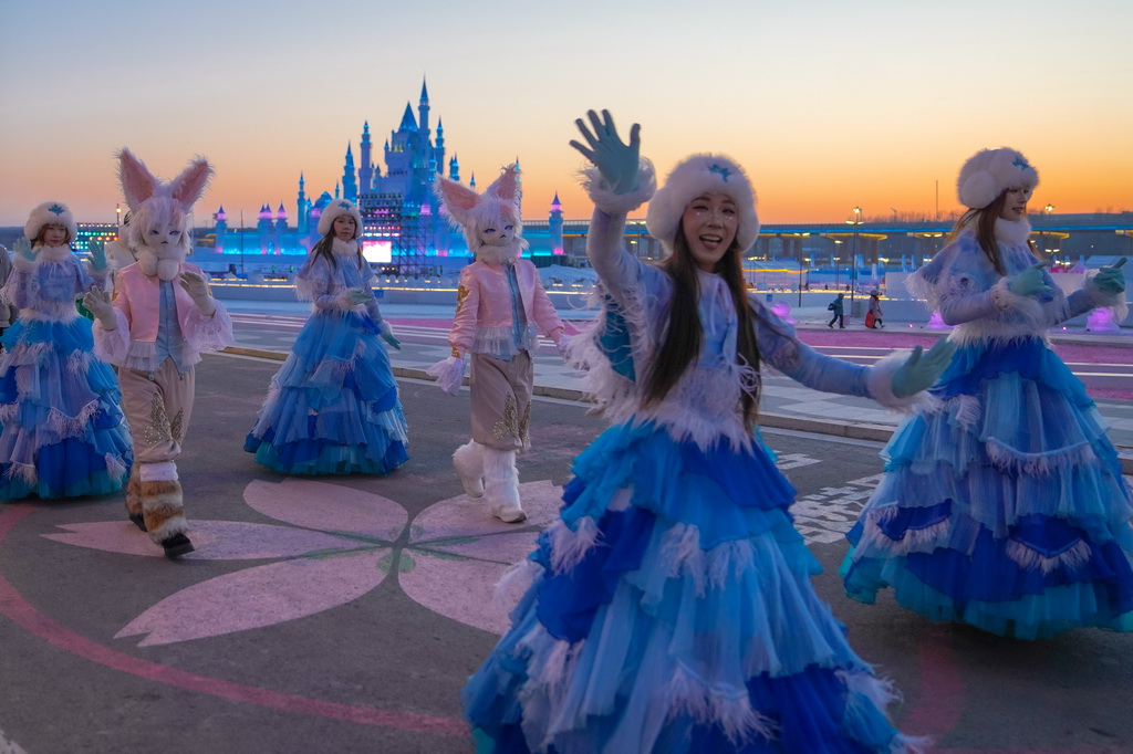 1月5日，演职人员在长春市肆季南河岸线公园进行冰雪主题巡游。新华社记者 许畅 摄