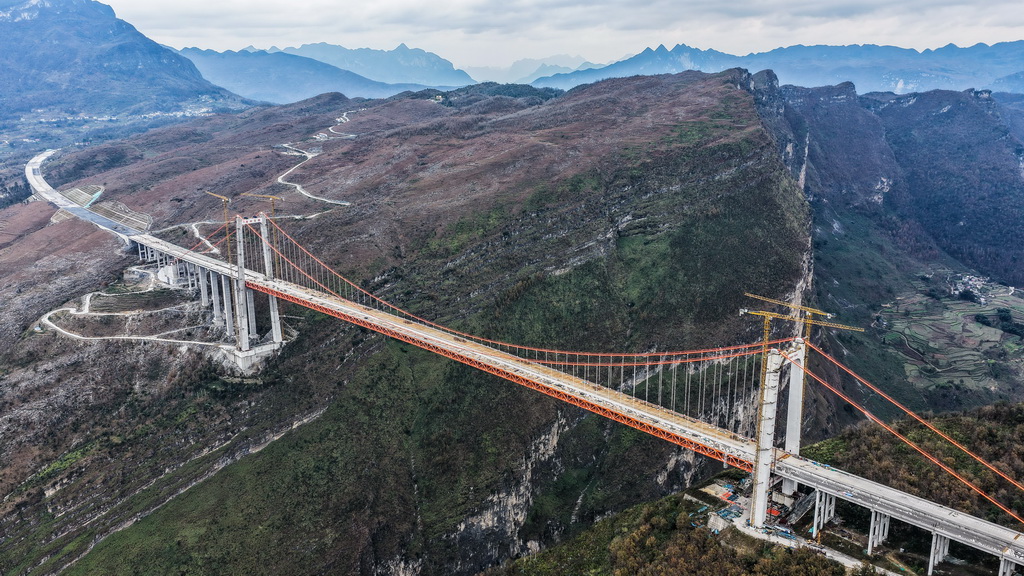 1月6日拍摄的主体工程已完工的安盘高速天门特大桥（无人机照片）。