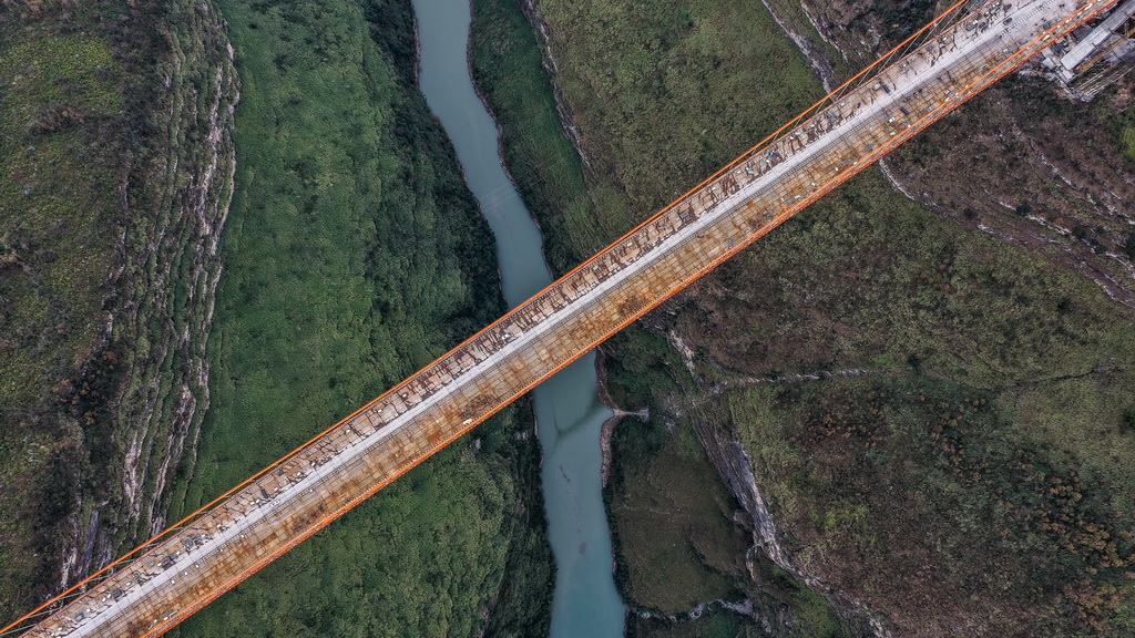 1月6日拍摄的主体工程已完工的安盘高速天门特大桥（无人机照片）。