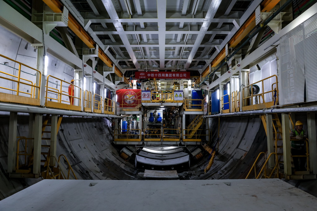 1月6日，“深江1号”盾构机在珠江入海口海平面下掘进。