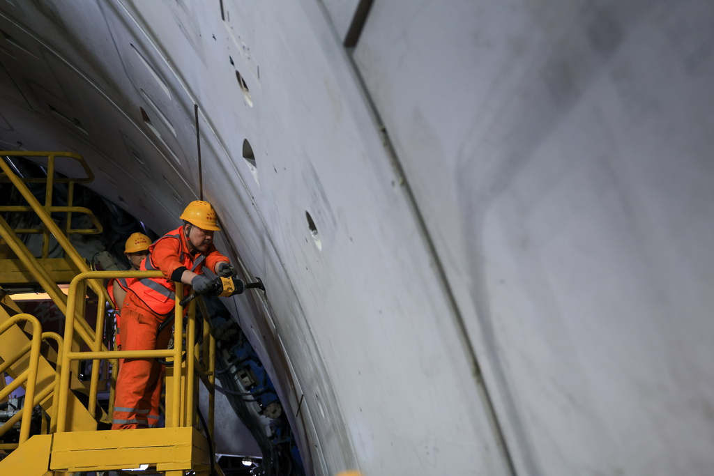 1月6日，中铁十四局施工人员在“深江1号”盾构机上进行管片螺栓紧固工作。
