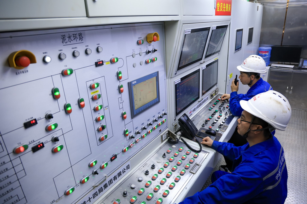 1月6日，中铁十四局施工人员在“深江1号”盾构机操作室控制设备运行。