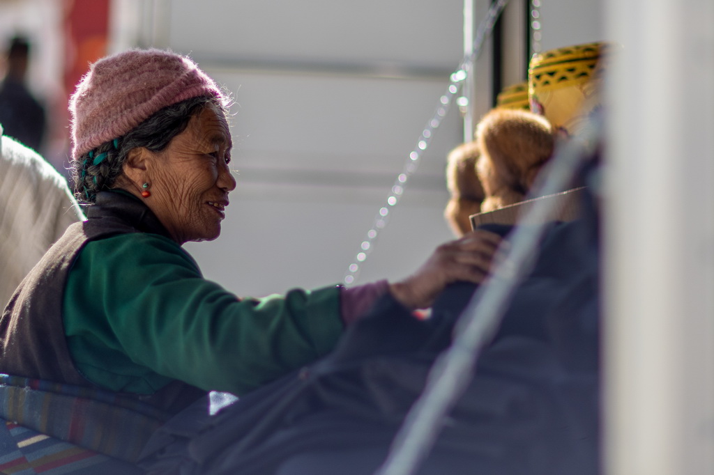 1月5日,森嘎村村民在集市上挑选服饰。