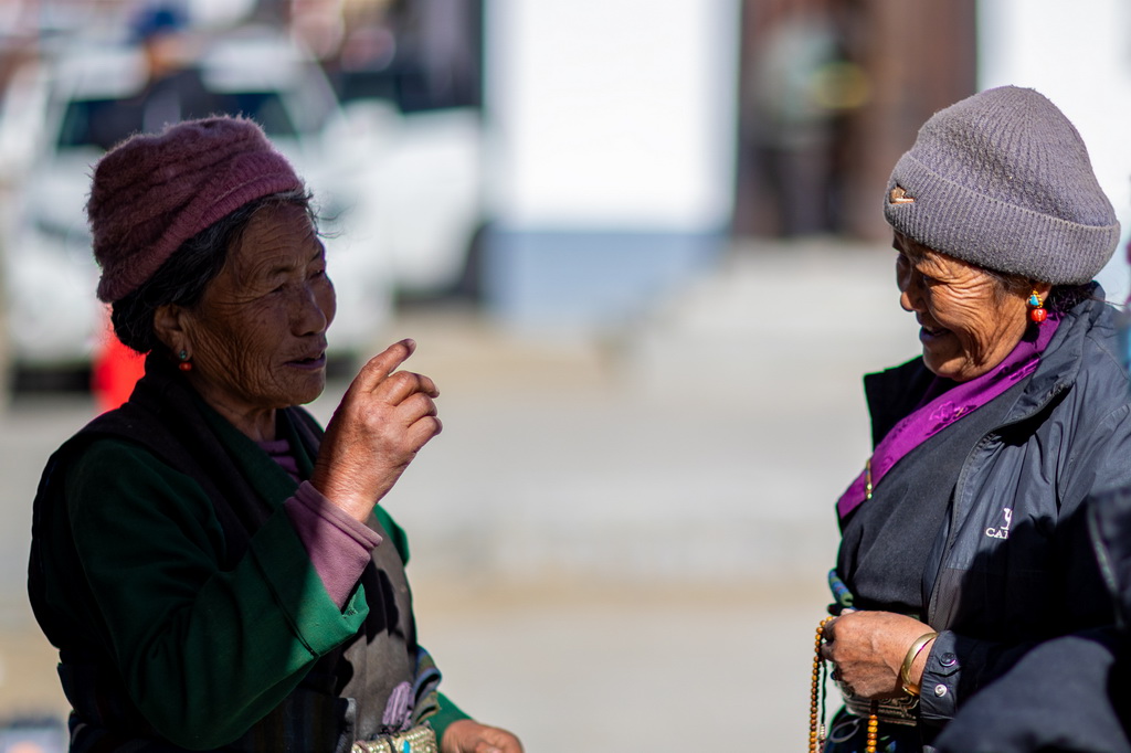 1月5日，定日县长所乡森嘎村村民在集市上闲谈。