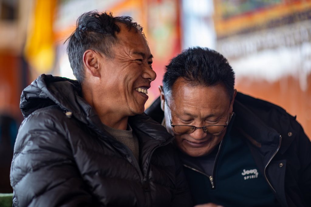 1月5日,村民在定日县长所乡森嘎村一家甜茶馆里聊天。