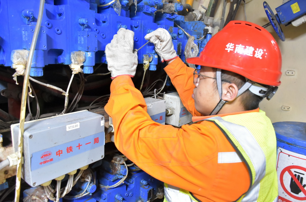 1月7日，工作人员在施工现场保养设备。