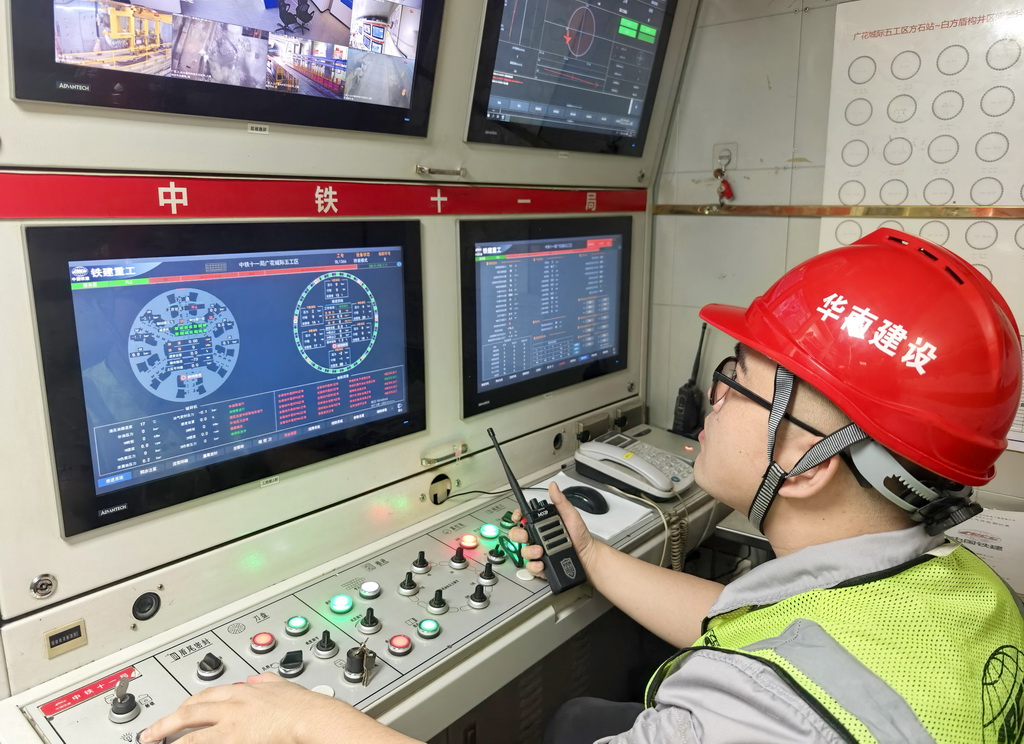 1月7日，工作人员在施工现场的控制室里调控机械设备。