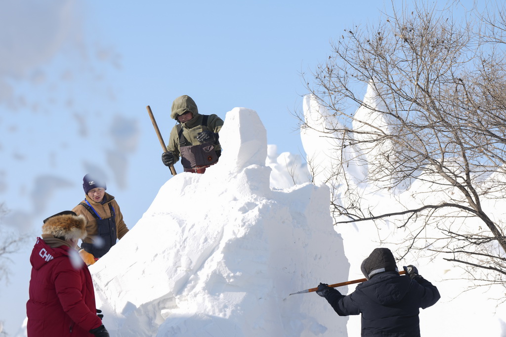 1月7日，在哈尔滨太阳岛雪博会第28届中国·哈尔滨国际雪雕比赛现场，选手在进行雪雕创作。新华社记者 王松 摄