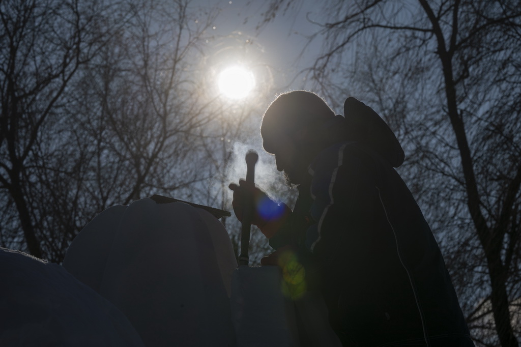 1月7日，在哈尔滨太阳岛雪博会第28届中国·哈尔滨国际雪雕比赛现场，选手在进行雪雕创作。新华社记者 张涛 摄