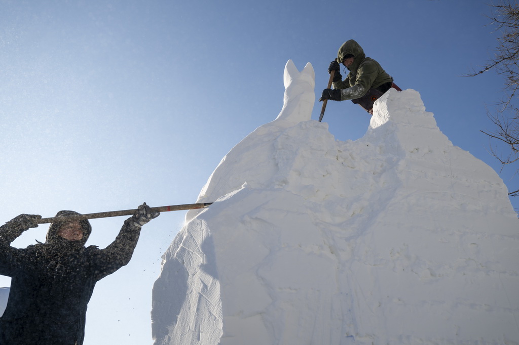 1月7日，在哈尔滨太阳岛雪博会第28届中国·哈尔滨国际雪雕比赛现场，选手在进行雪雕创作。新华社记者 张涛 摄
