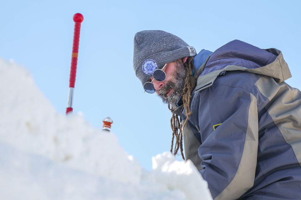 1月7日，在哈尔滨太阳岛雪博会第28届中国·哈尔滨国际雪雕比赛现场，选手在进行雪雕创作。新华社记者 王松 摄
