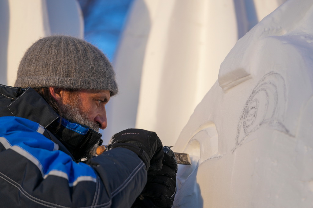 1月7日，在哈尔滨太阳岛雪博会第28届中国·哈尔滨国际雪雕比赛现场，选手在进行雪雕创作。新华社记者 王建威 摄