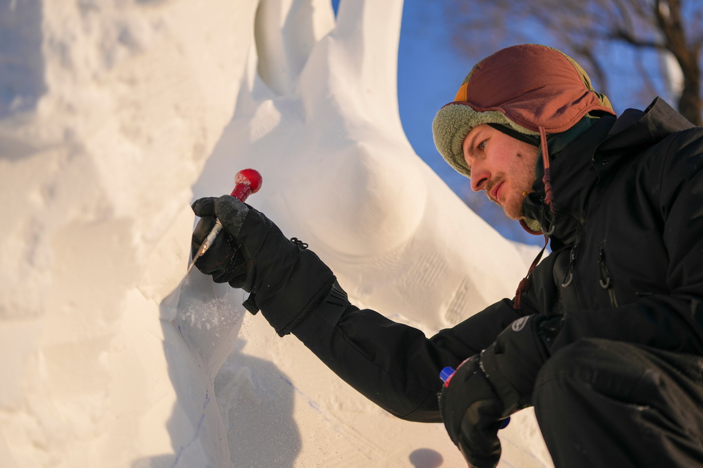 1月7日，在哈尔滨太阳岛雪博会第28届中国·哈尔滨国际雪雕比赛现场，选手在进行雪雕创作。新华社记者 王建威 摄