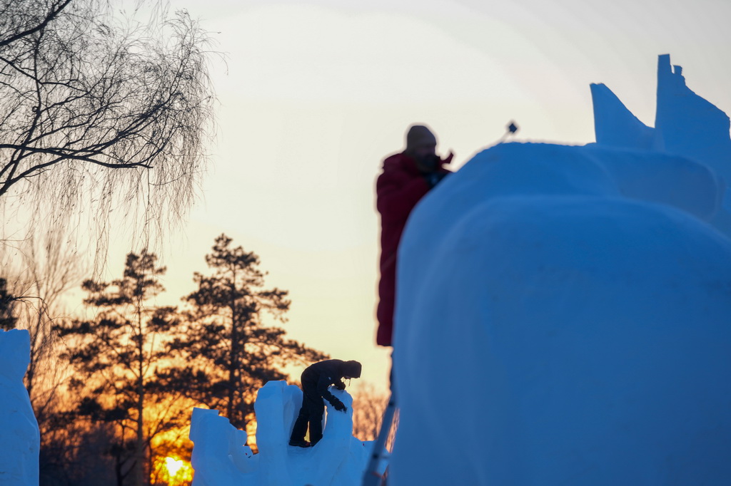 1月7日，在哈尔滨太阳岛雪博会第28届中国·哈尔滨国际雪雕比赛现场，选手在进行雪雕创作。新华社记者 王建威 摄