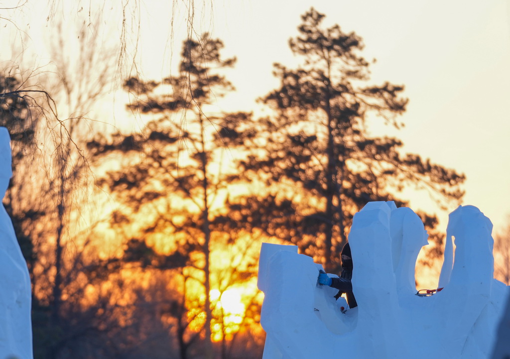 1月7日，在哈尔滨太阳岛雪博会第28届中国·哈尔滨国际雪雕比赛现场，选手在进行雪雕创作。新华社记者 王建威 摄