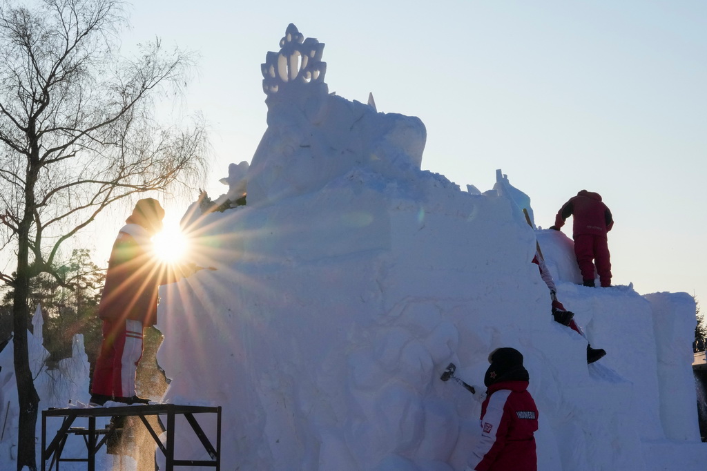 1月7日，在哈尔滨太阳岛雪博会第28届中国·哈尔滨国际雪雕比赛现场，选手在进行雪雕创作。新华社记者 王建威 摄