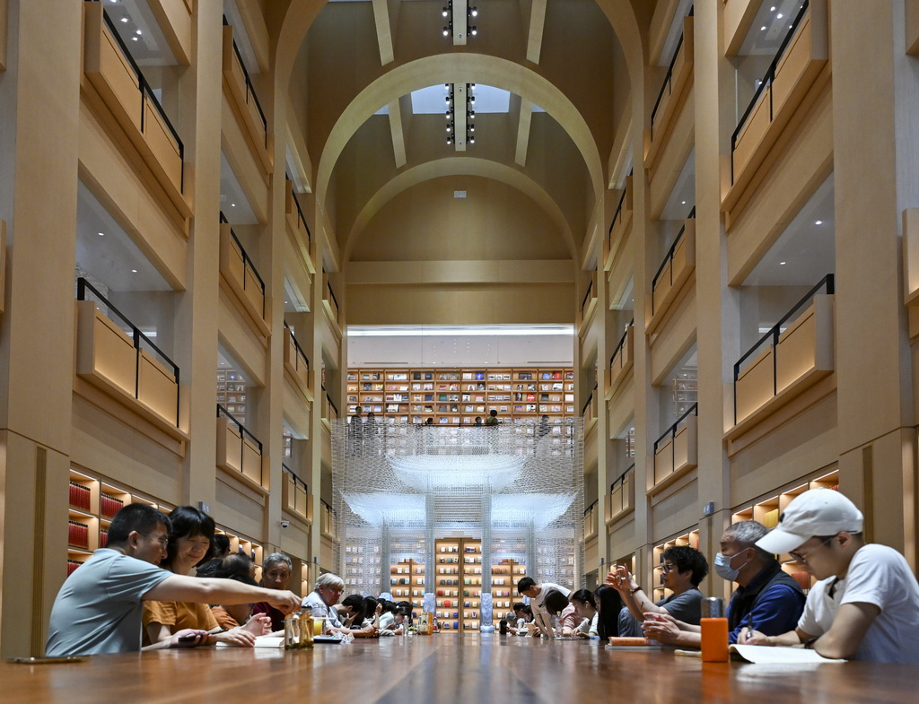 2025年5月17日，人们在上海徐家汇书院读书。新华社记者 陈朔 摄