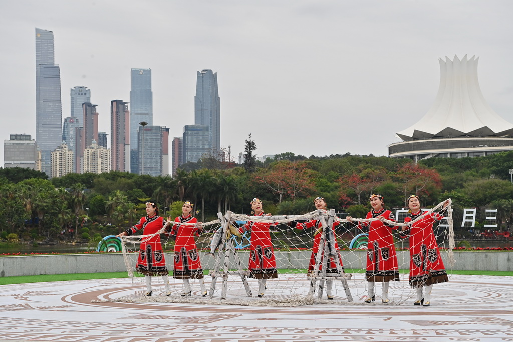2025年3月31日，黑龙江村歌队队员在“广西三月三·八桂嘉年华”开幕式暨“四季村歌”活动启动仪式现场演唱《乌苏里船歌》。新华社记者 周华 摄