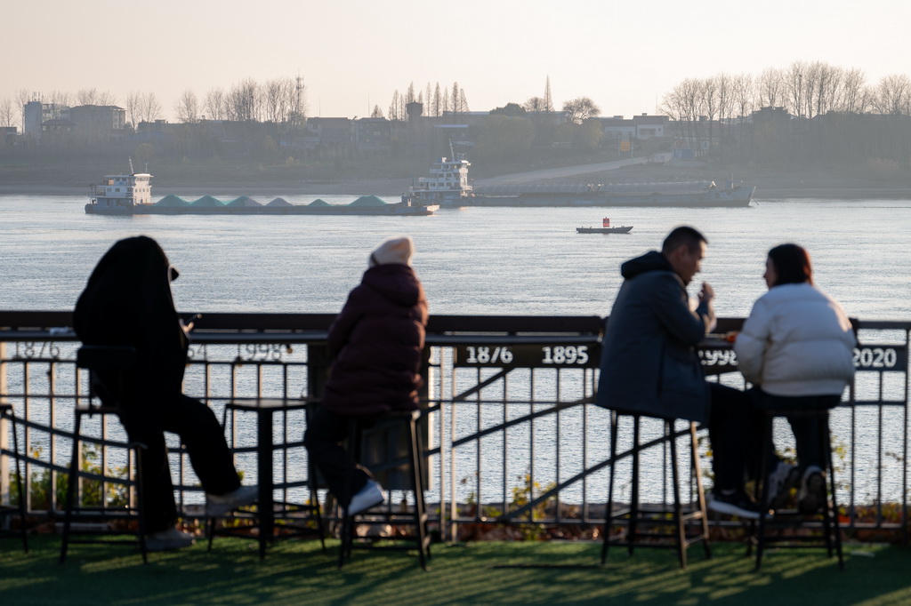 1月7日，游客在湖北省荆州市沙市洋码头文创园休憩。