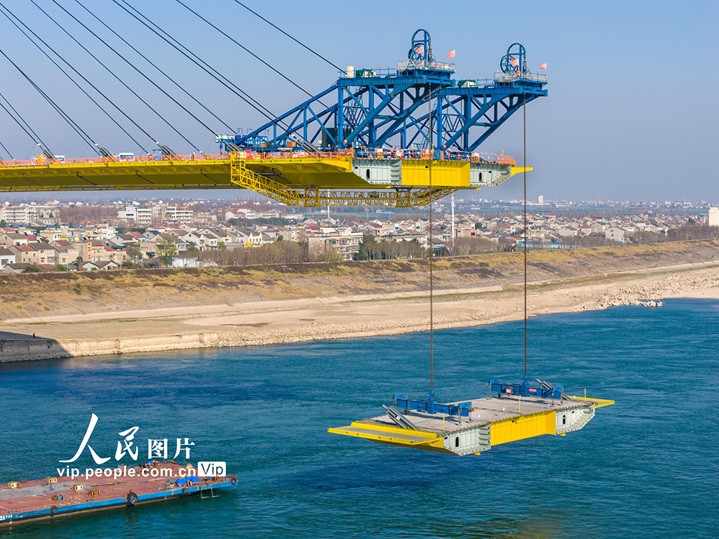 湖北宜昌：枝江长江大桥钢箱梁吊装有序推进【4】