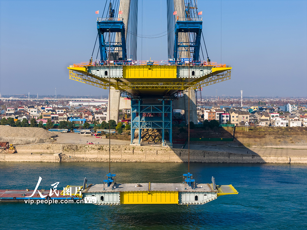 湖北宜昌：枝江长江大桥钢箱梁吊装有序推进【3】