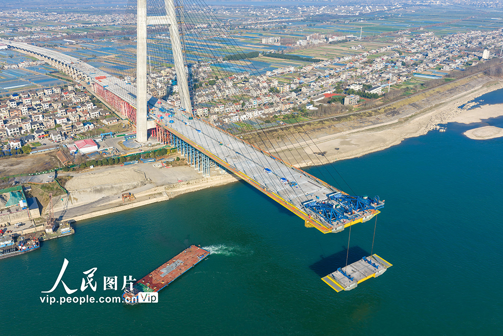 湖北宜昌：枝江长江大桥钢箱梁吊装有序推进【2】