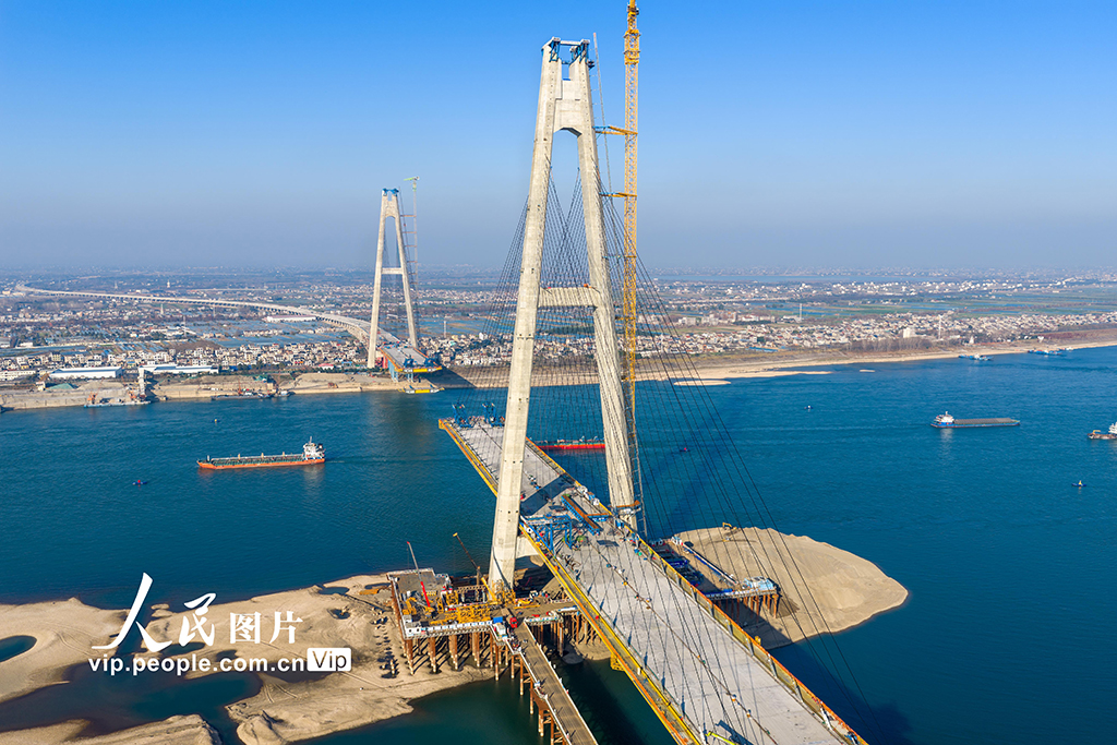 湖北宜昌：枝江长江大桥钢箱梁吊装有序推进【6】