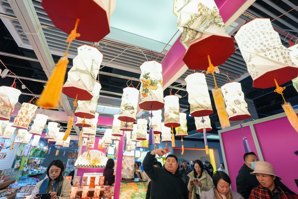 1月8日，人们在2026北京图书订货会的跨界文化产品展区参观。