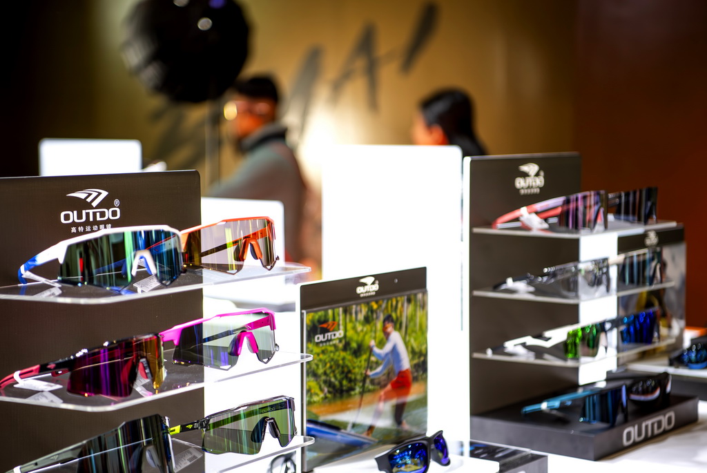这是1月8日在博览会上拍摄的马拉松比赛专业眼镜展台。