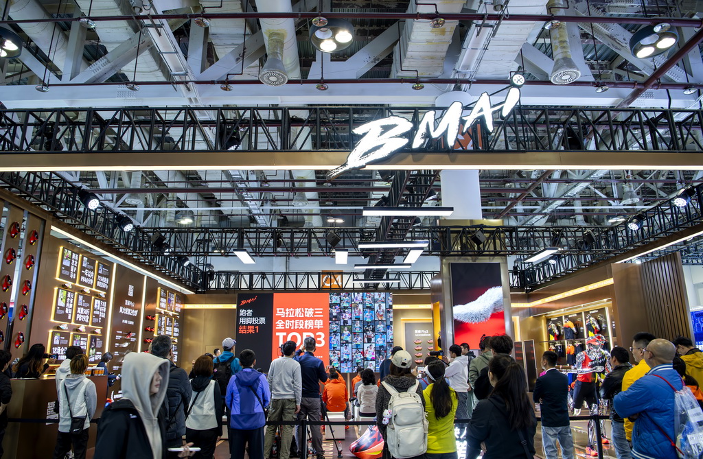 这是1月8日拍摄的第七届中国马拉松博览会现场。