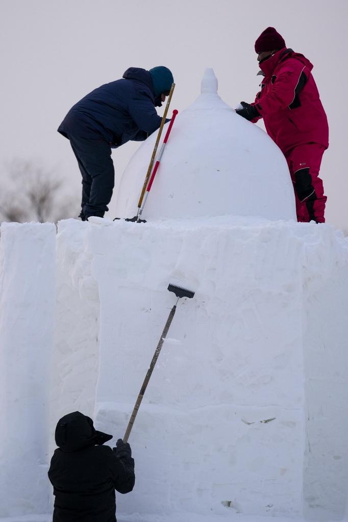 1月8日，在哈尔滨太阳岛雪博会第28届中国·哈尔滨国际雪雕比赛现场，选手进行雪雕创作。