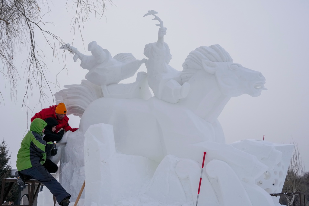1月8日，在哈尔滨太阳岛雪博会第28届中国·哈尔滨国际雪雕比赛现场，选手进行雪雕创作。