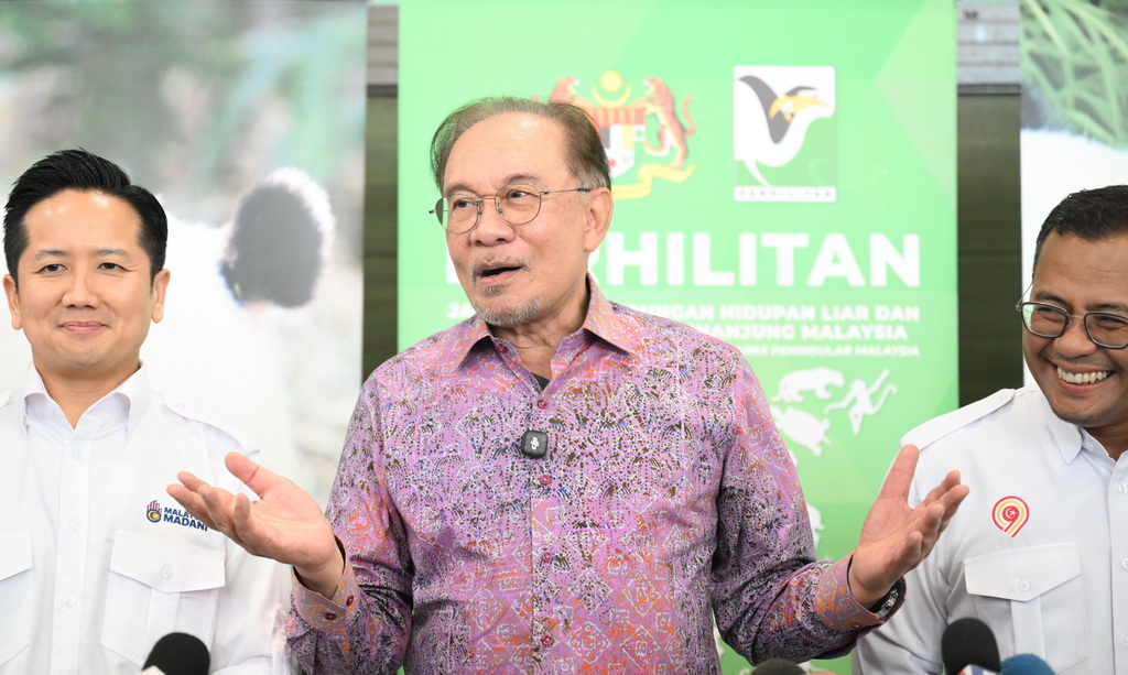 1月10日，马来西亚总理安瓦尔（中）在吉隆坡附近的马来西亚国家动物园出席相关活动并讲话。