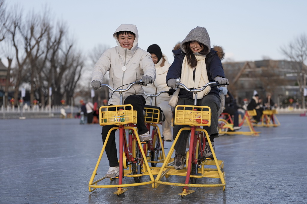 1月10日，游客在什刹海前海冰场上游玩。